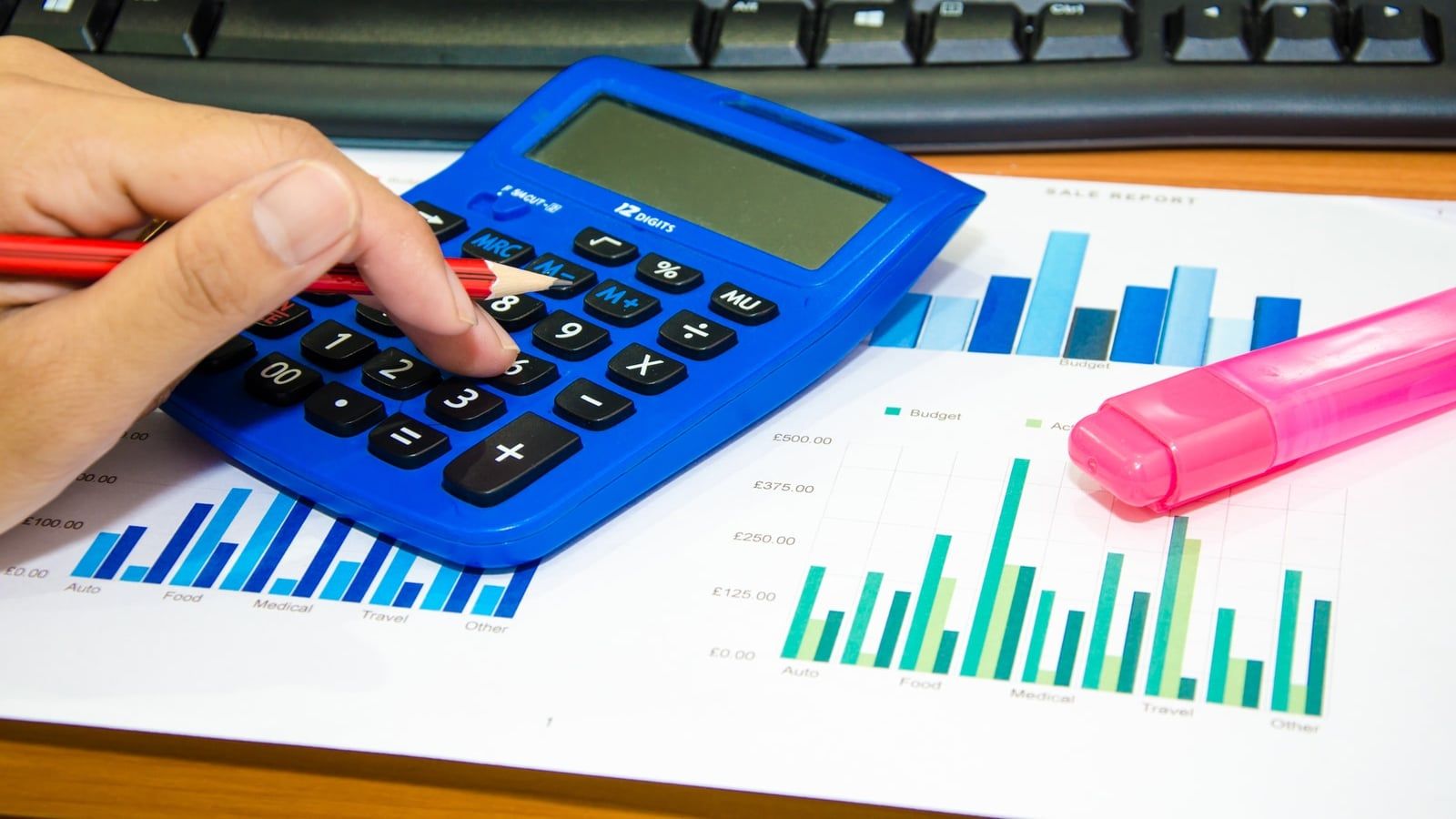 Calculadora financiera junto a documentación de proyecto fotovoltaico industrial