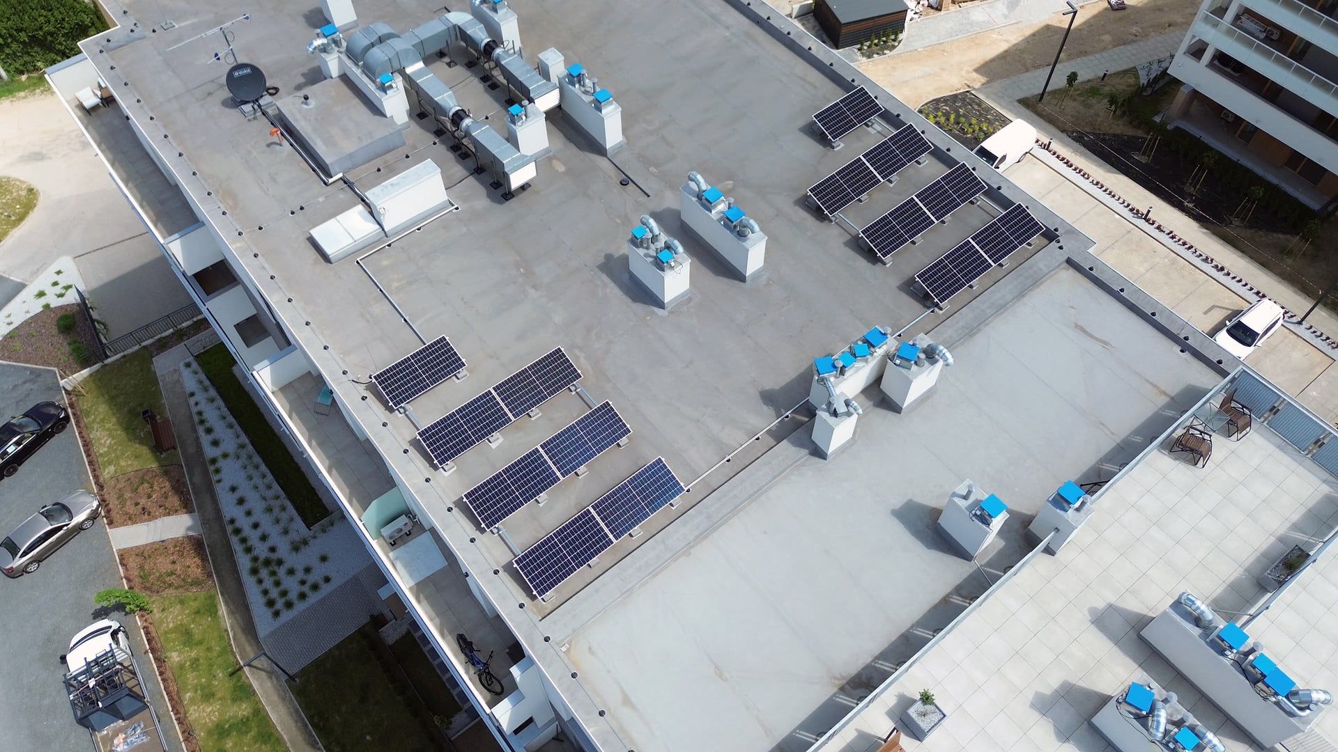 Cubierta industrial moderna con instalación fotovoltaica de autoconsumo