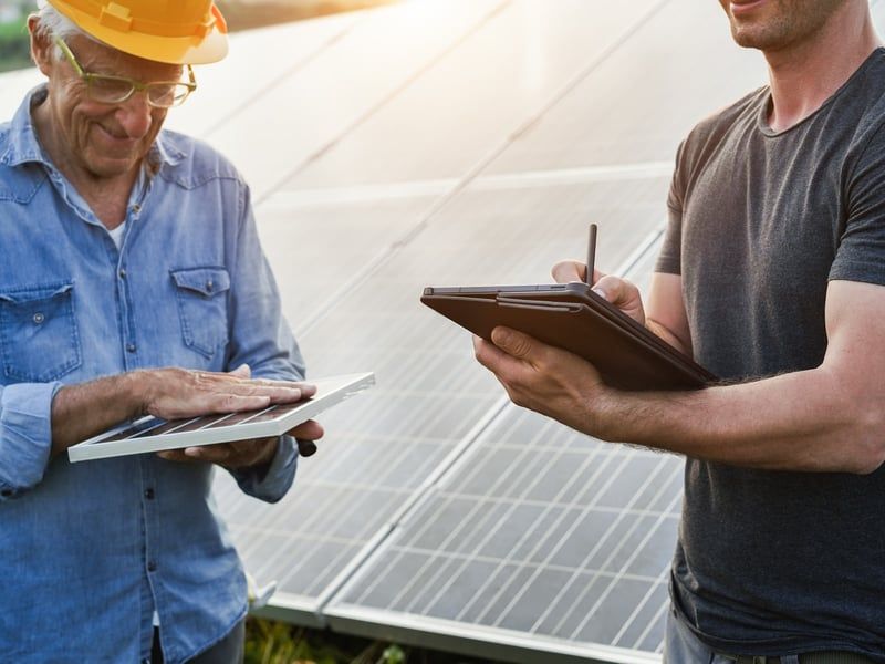 Equipo de ingenieros trabajando en una planta fotovoltaica industrial