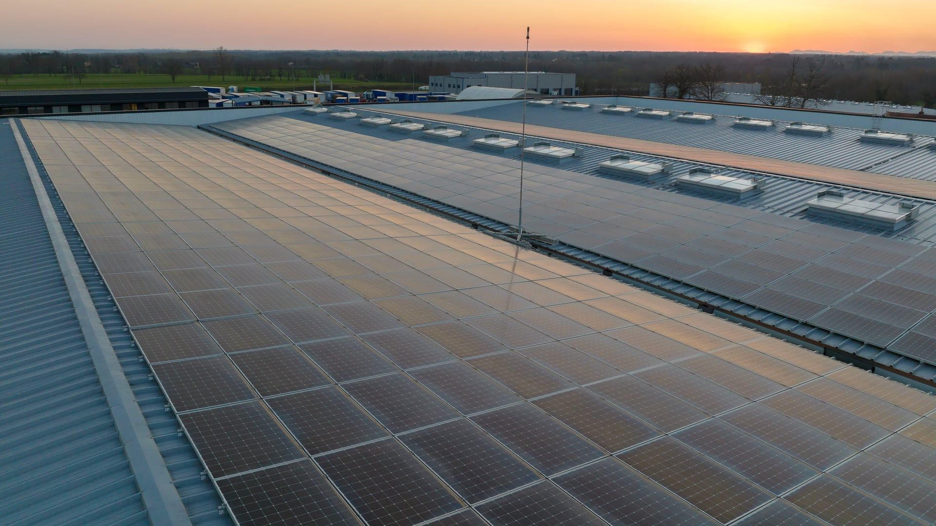 Vista aérea de placas fotovoltaicas en cubierta de nave industrial