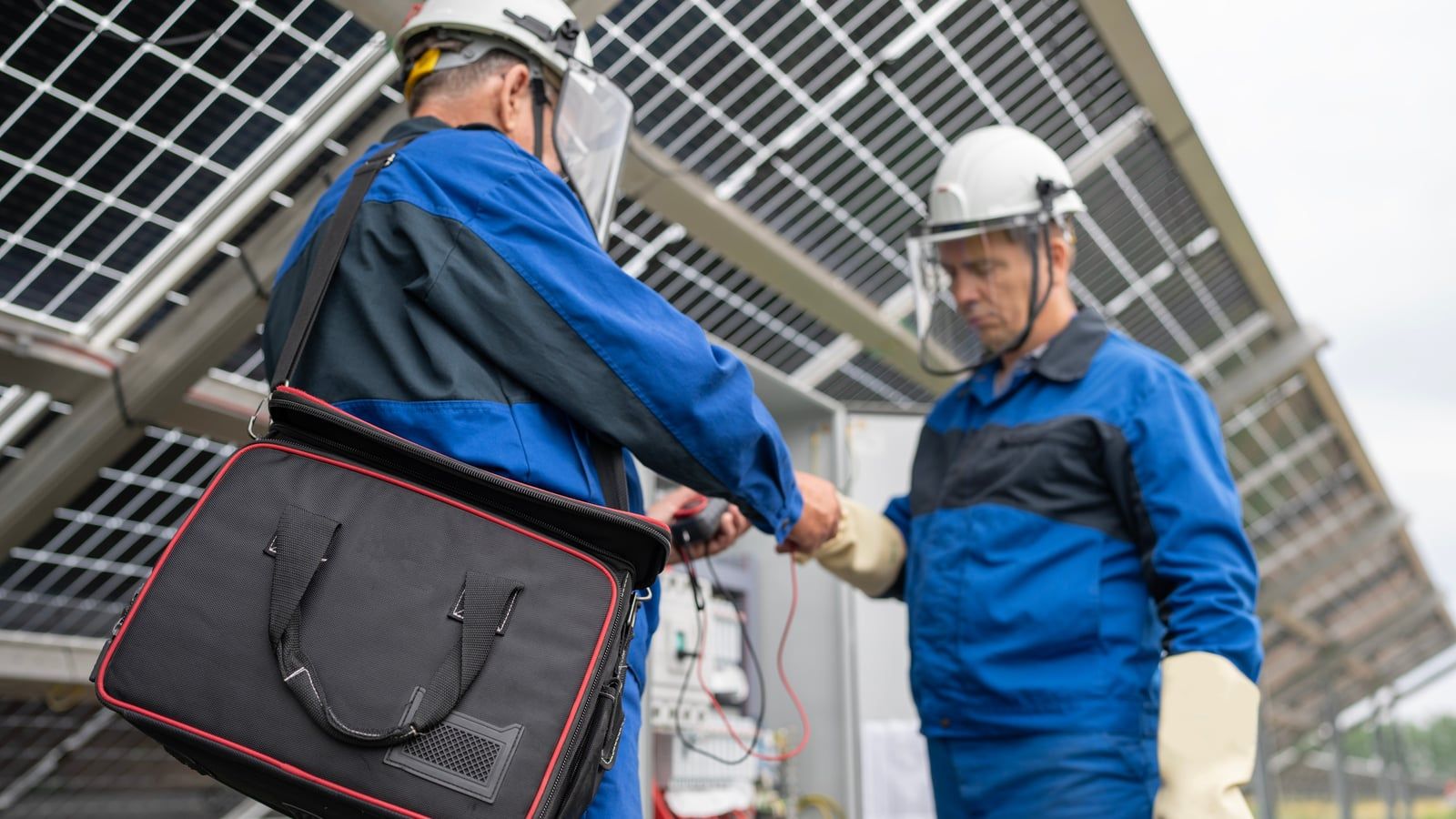 Técnicos revisando una instalación fotovoltaica industrial sobre cubierta
