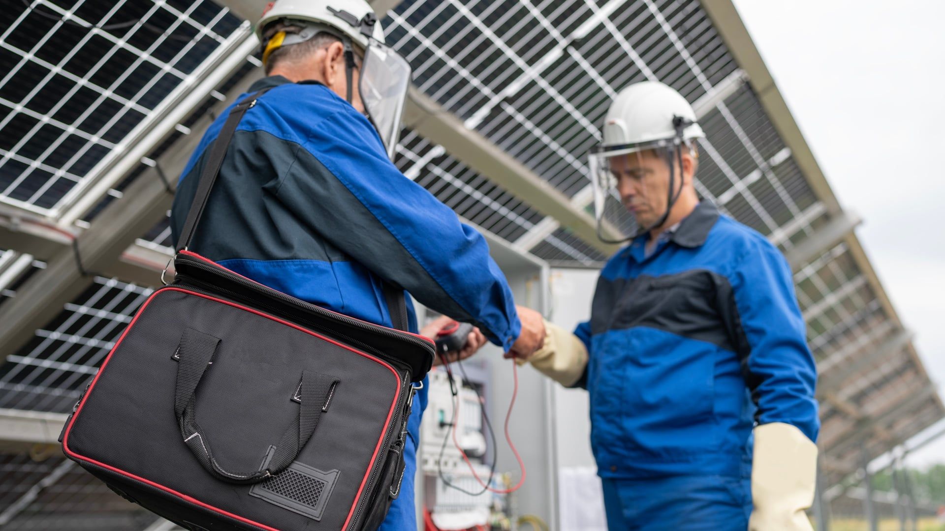 Técnicos revisando una instalación fotovoltaica industrial sobre cubierta de nave